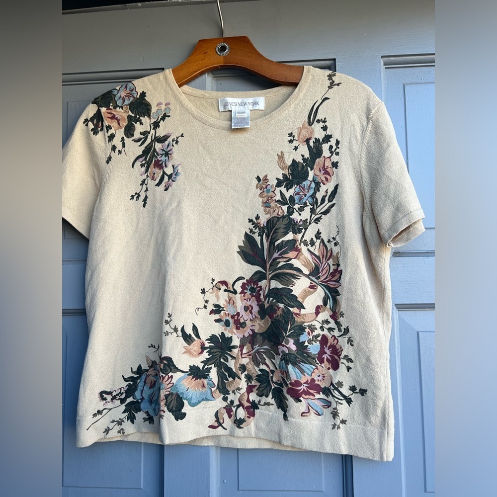 Jones New York size M gorgeous floral short sleeve top in‎ neutral colors